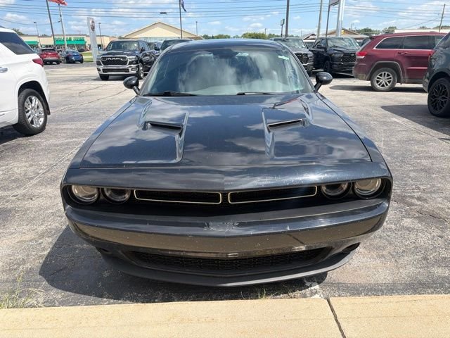 Used 2016 Black Dodge SXT image 9