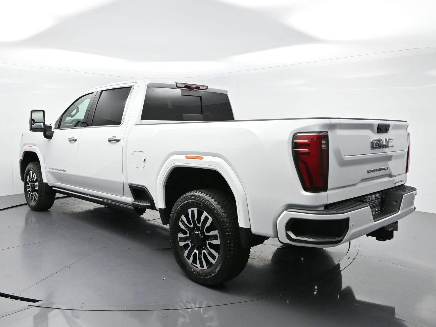Used 2025 Summit White GMC Denali Ultimate image 5