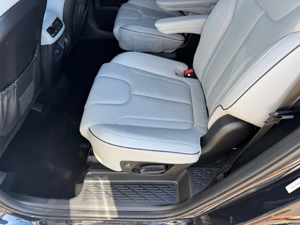 Used 2025 White Hyundai SEL image 12