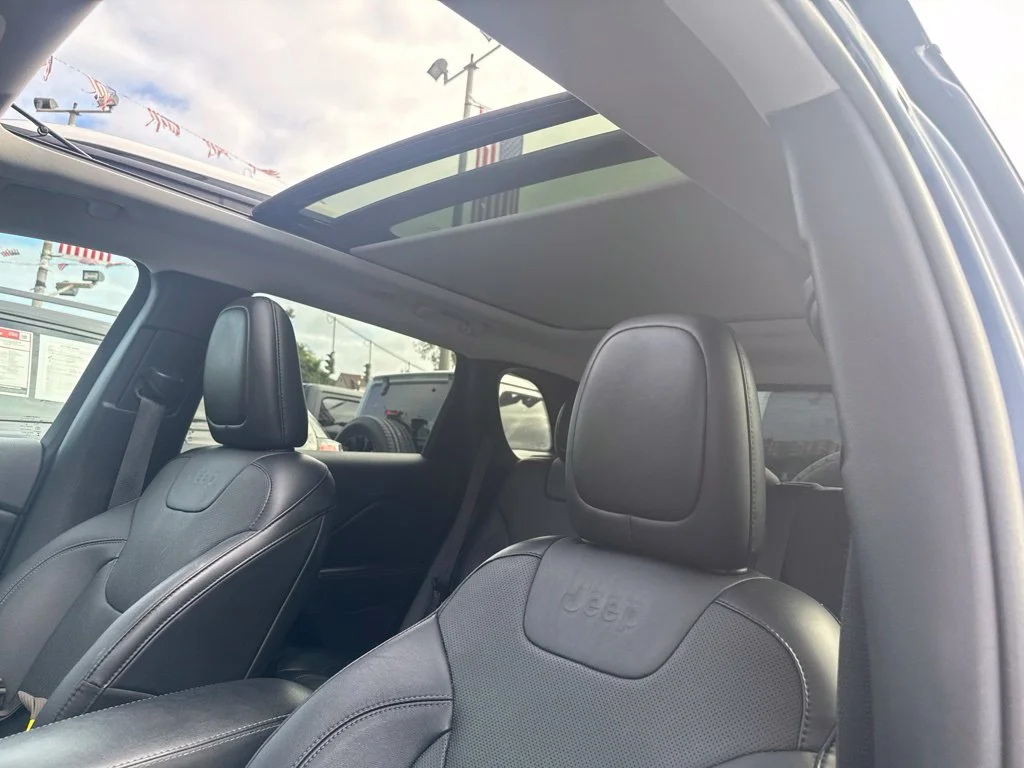 Used 2019 Blue Jeep Limited image 6