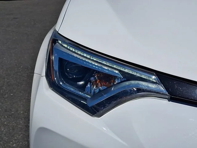 Used 2018 White Toyota SE image 10