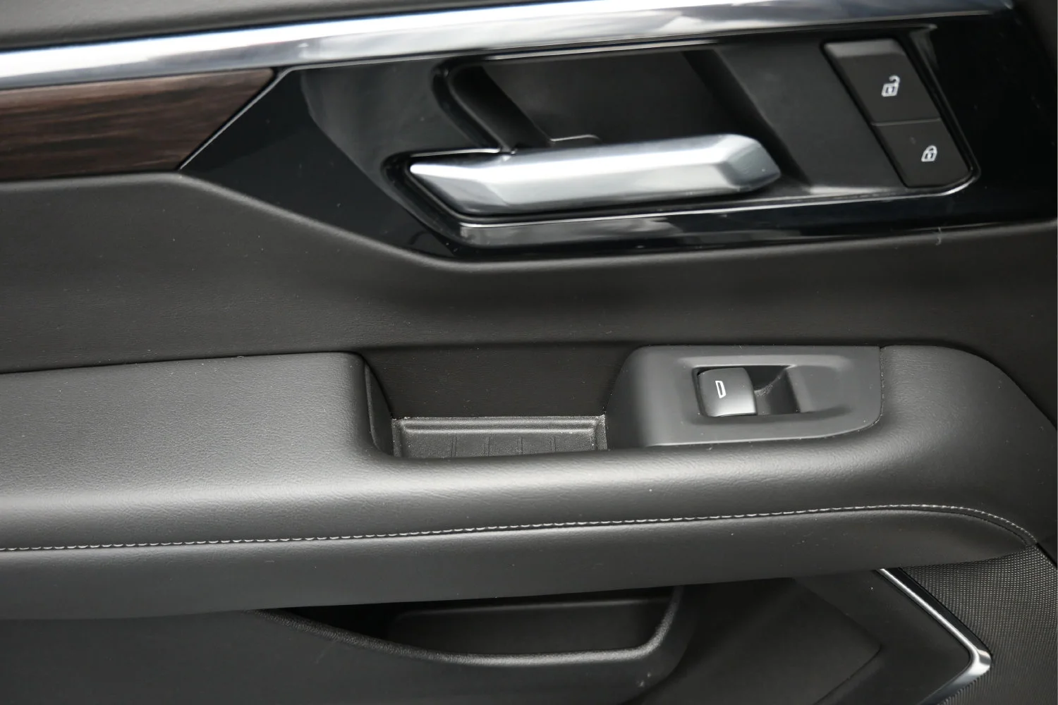Used 2025 Summit White Chevrolet LT image 13