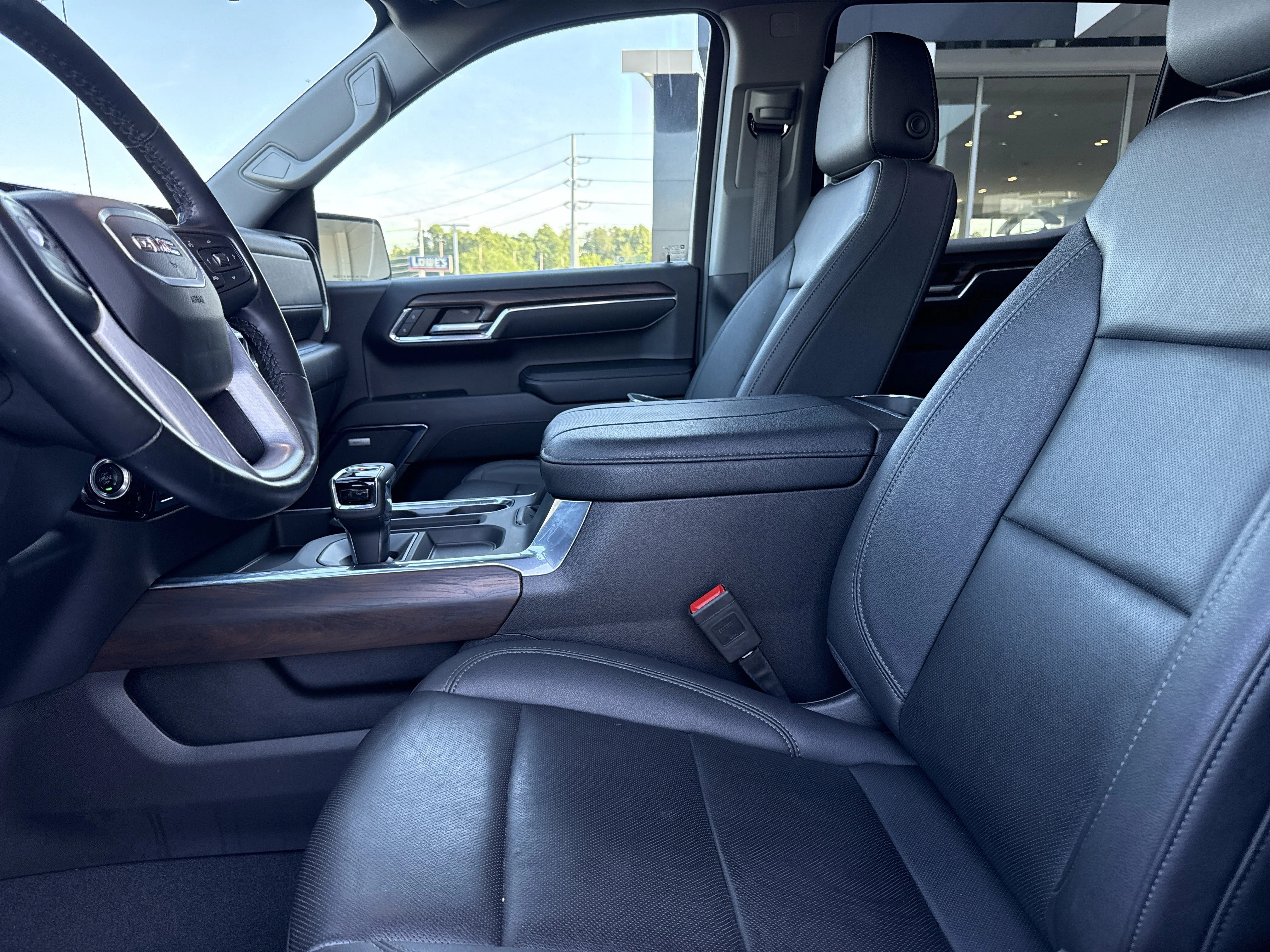 Used 2024 Volcanic Red Tintcoat GMC SLT 4WD image 4