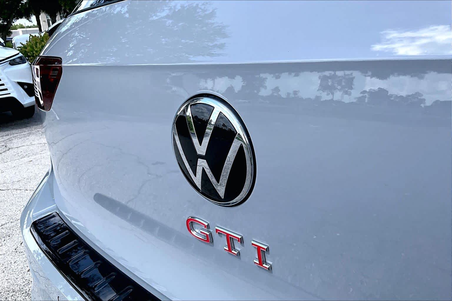 Used 2025 Moonstone Gray Volkswagen SE image 31