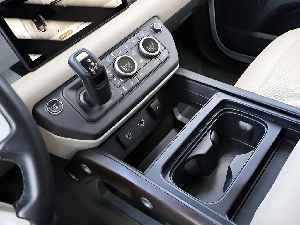 Used 2024 Fuji White Land Rover  image 24