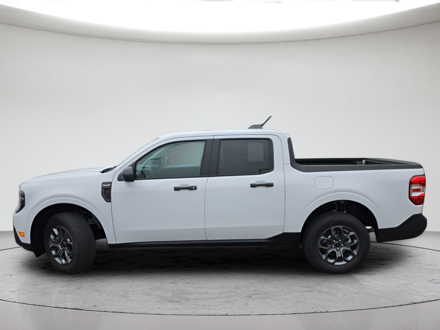 New 2026 Oxford White Ford XLT image 2