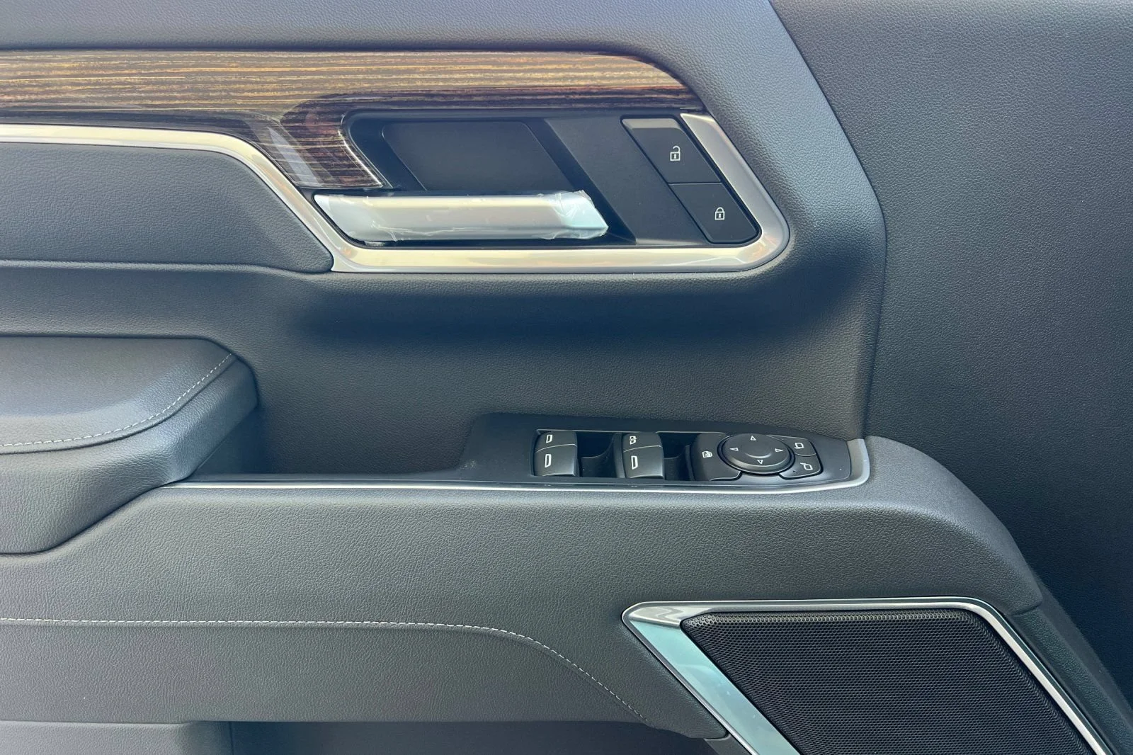 New 2026 Summit White GMC SLE DRW image 8