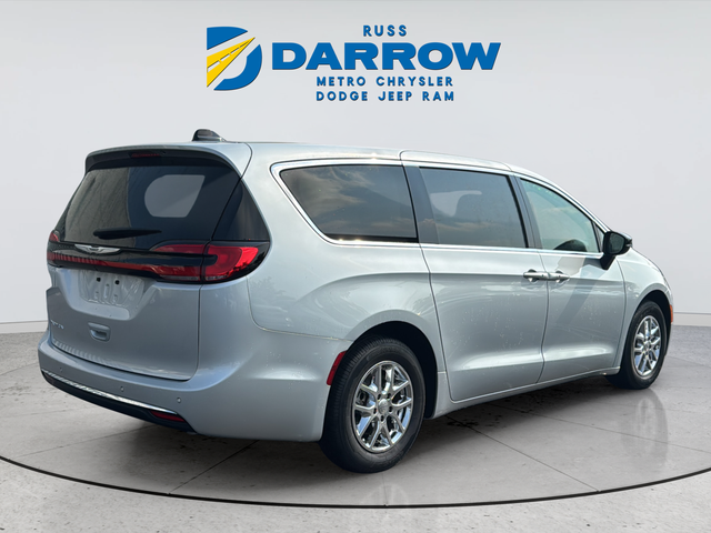 Used 2024 Silver Chrysler Touring L image 5