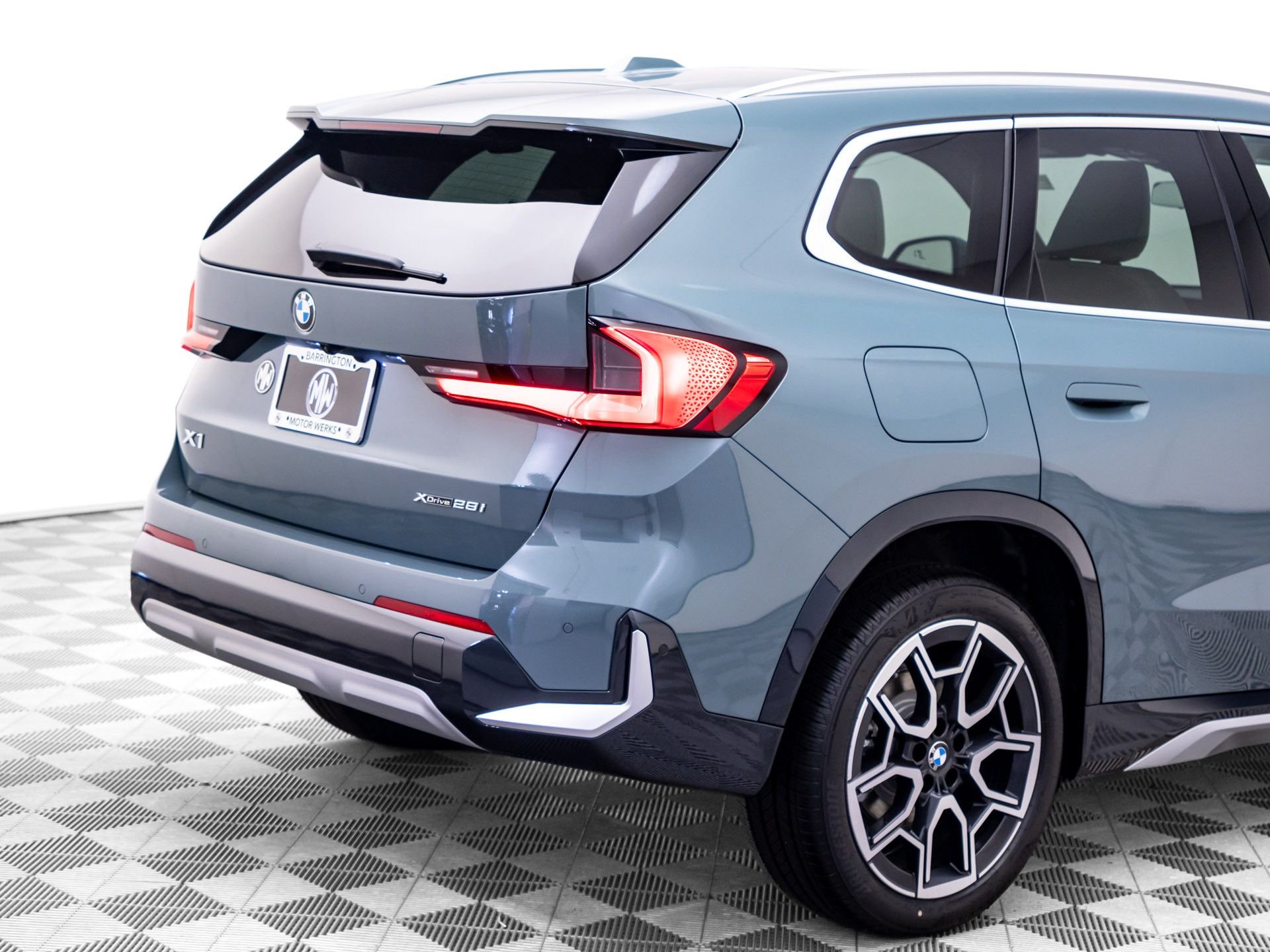 New 2027 Cape York Green Metallic BMW xDrive28i image 38