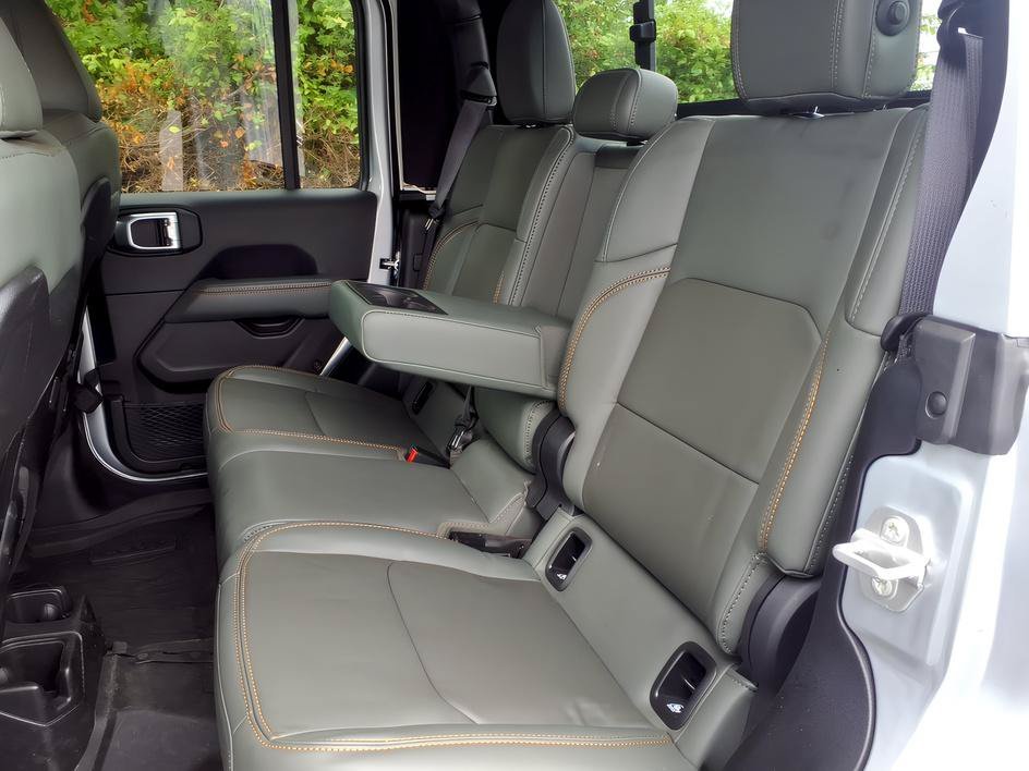 Used 2024 Silver Zynith Clearcoat Jeep Mojave X image 12