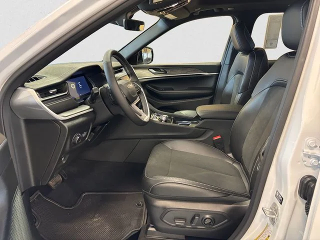 New 2026 White/off-white Jeep Laredo Altitude image 10
