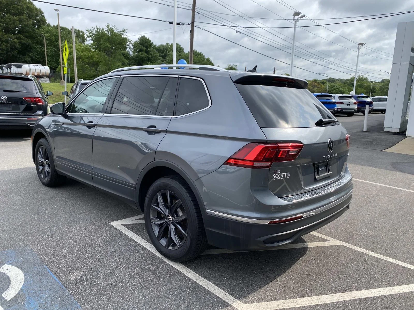 Certified Used 2024 Platinum Gray Metallic Volkswagen 2.0T SE 4MOTION image 3
