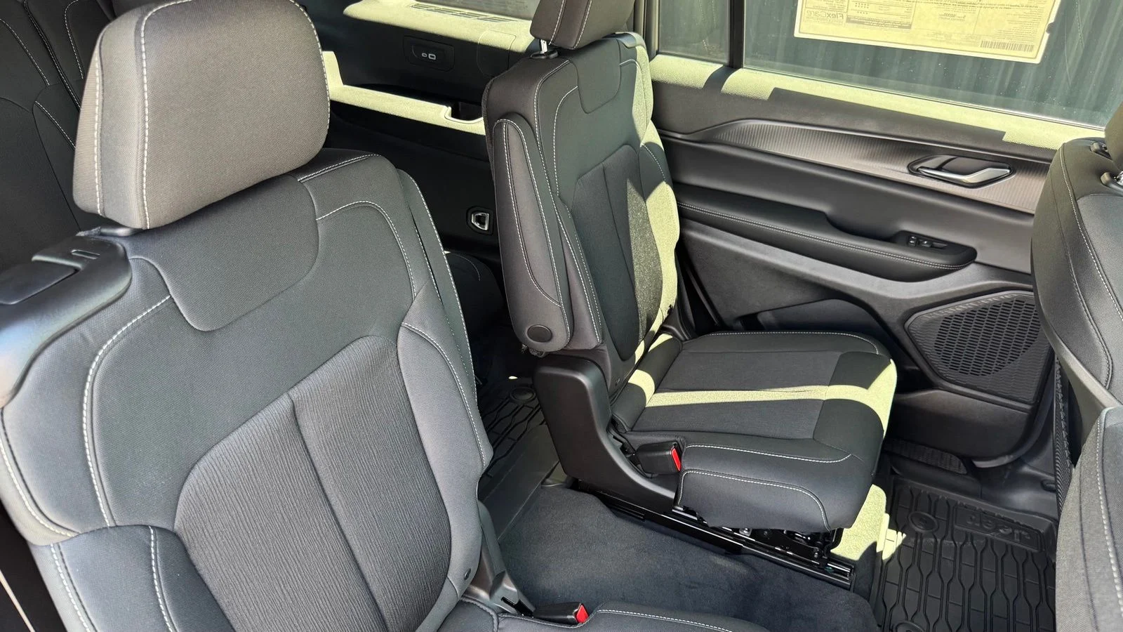 New 2026 Baltic Gray Metallic Clear-Coat Exterior Paint Jeep Laredo X image 31
