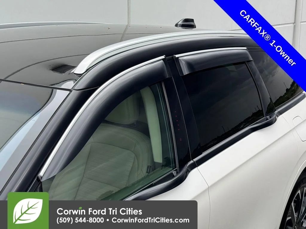 Used 2024 White Platinum Tri-Coat Metallic Lincoln Reserve image 11