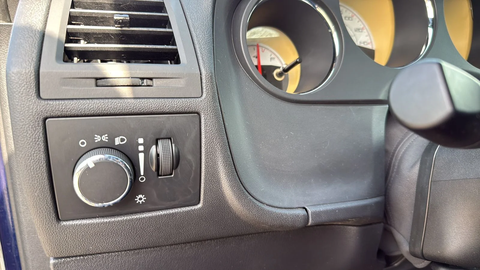 Used 2014 Blue Dodge SXT image 17