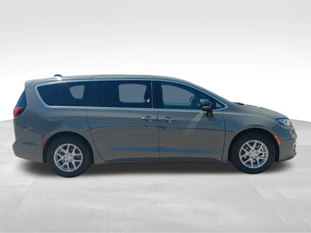Used 2025 Ceramic Gray Clearcoat Chrysler Select image 7