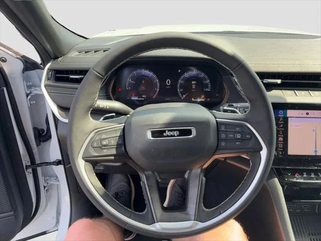 New 2026 Bright White Clear-Coat Exterior Paint Jeep Laredo image 12