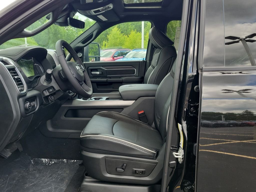 New 2026 Diamond Black Crystal Pearl-Coat Exterior Paint RAM Laramie image 15