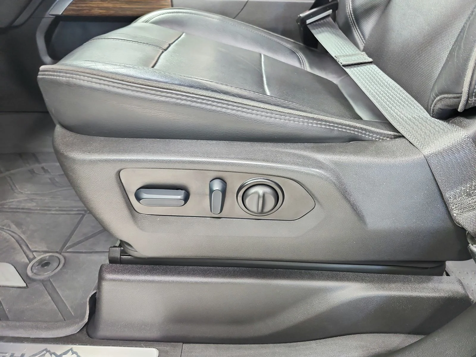 Used 2022 Gray Chevrolet High Country image 20