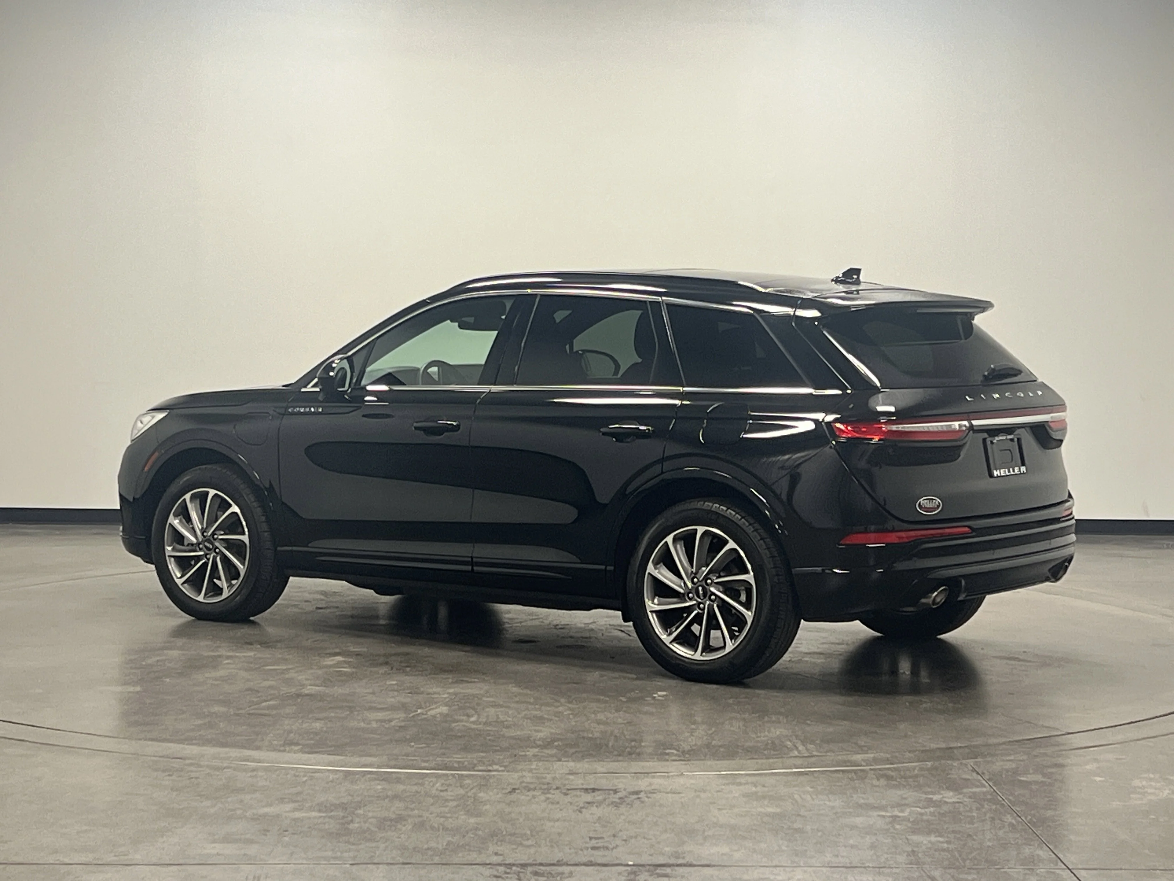Used 2025 Infinite Black Metallic Clearcoat Lincoln Grand Touring image 6