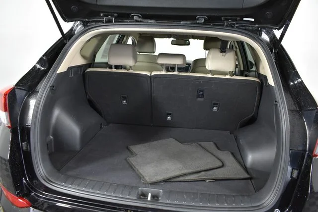 Used 2017 Black Hyundai SE Plus image 26