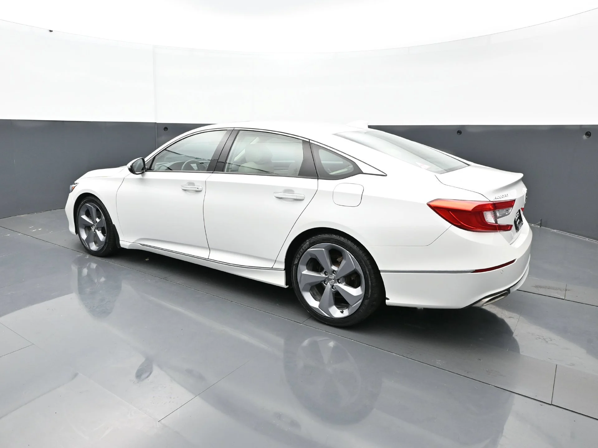 Used 2019 White Honda Touring 2.0T Auto image 4