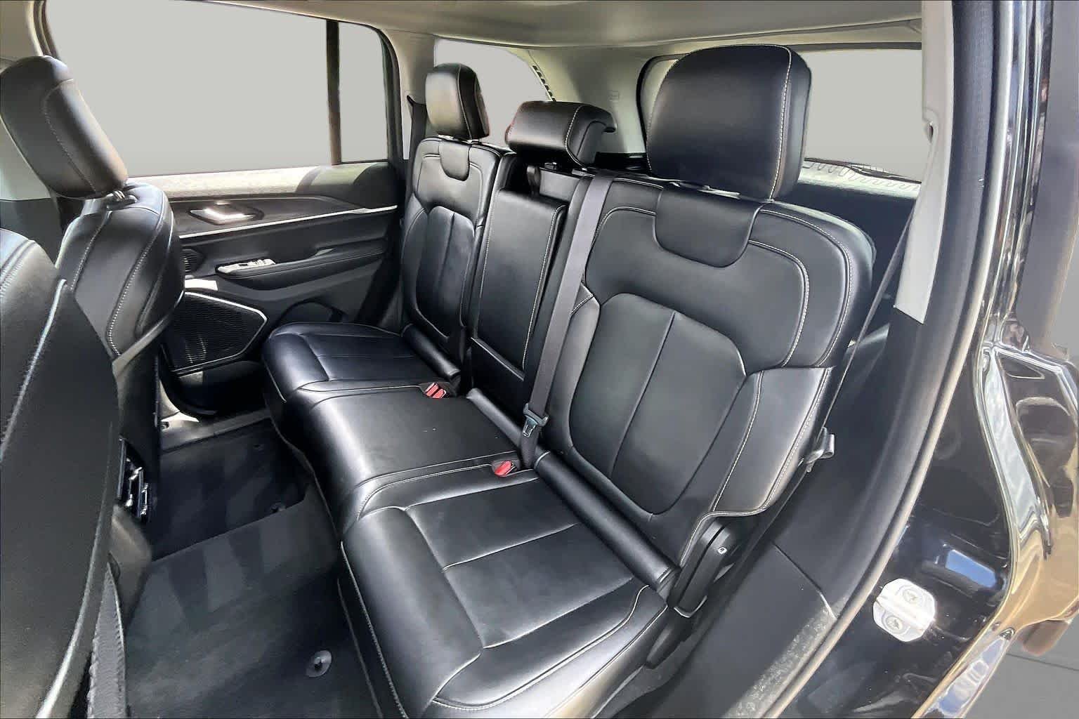 Used 2022 Diamond Black Crystal Pearlcoat Jeep Limited image 19