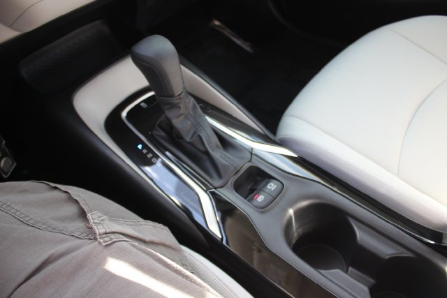 Used 2022 White Toyota LE image 11