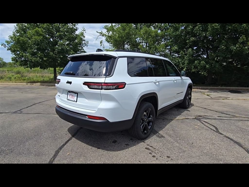 New 2026 Bright White Clear-Coat Exterior Paint Jeep Limited image 9