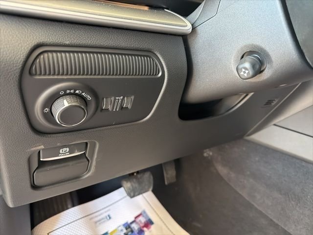 New 2026 Bright White Clear-Coat Exterior Paint Jeep  image 20
