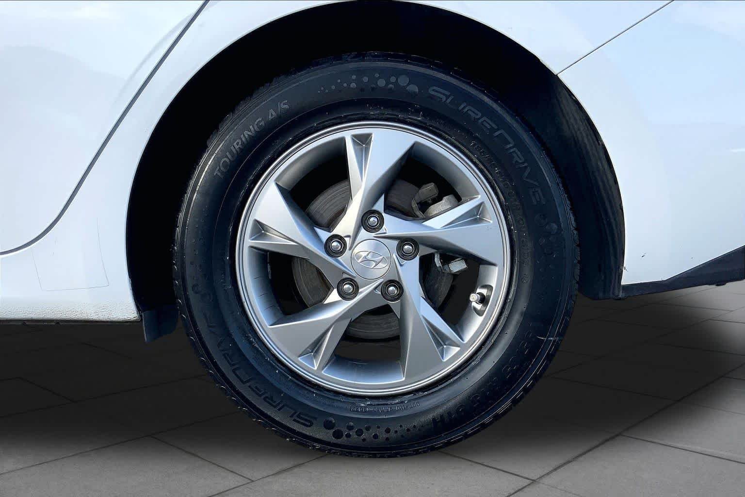Used 2021 Quartz White Hyundai SE image 11