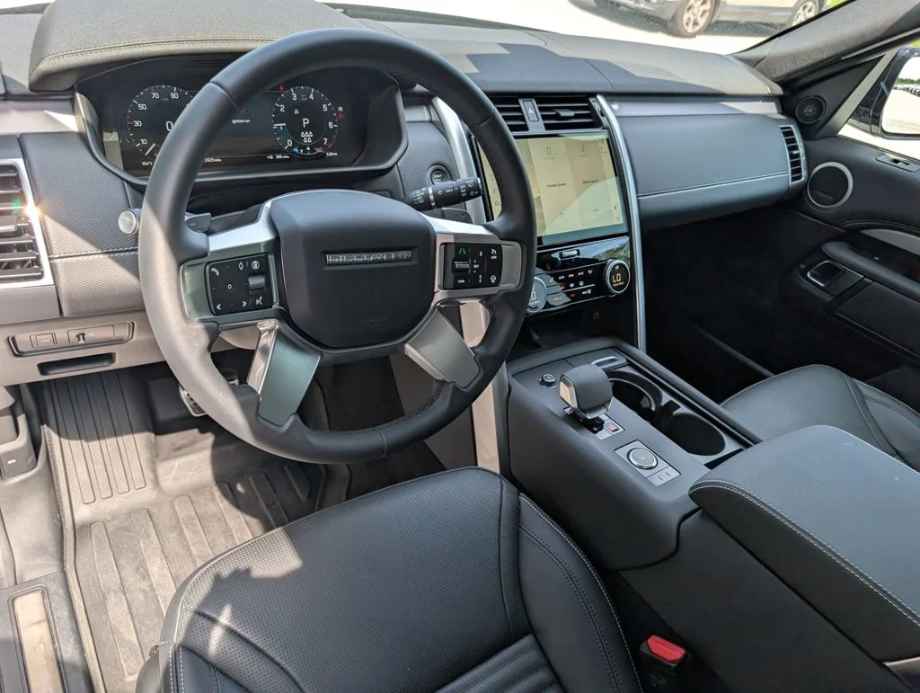 Certified Used 2025 White Land Rover Dynamic SE image 4