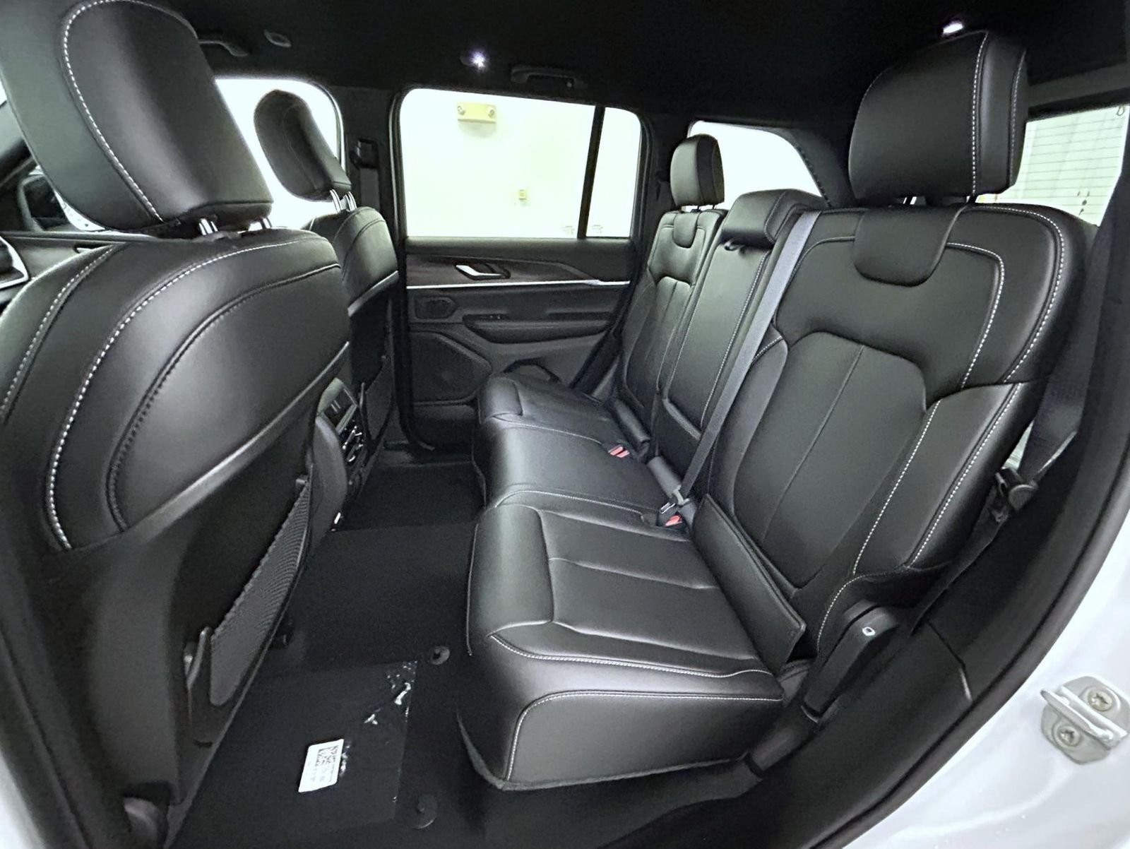 New 2026 Bright White Clear-Coat Exterior Paint Jeep Limited image 19