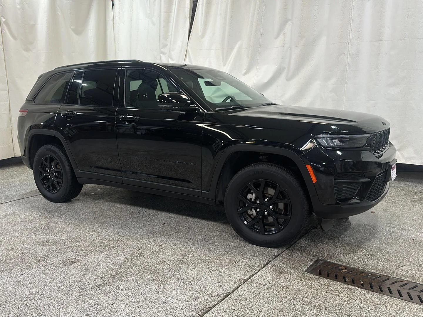 Used 2025 Diamond Black Crystal Pearlcoat Jeep Altitude image 11