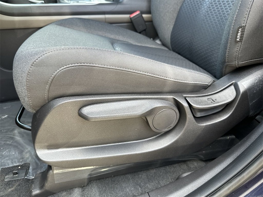 2025 Kia Carnival LX photo 3