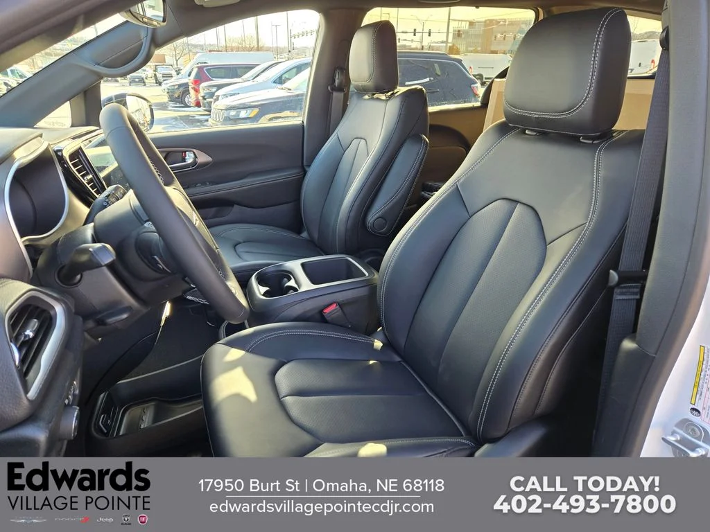 2026 Chrysler Pacifica Select - Photo 13