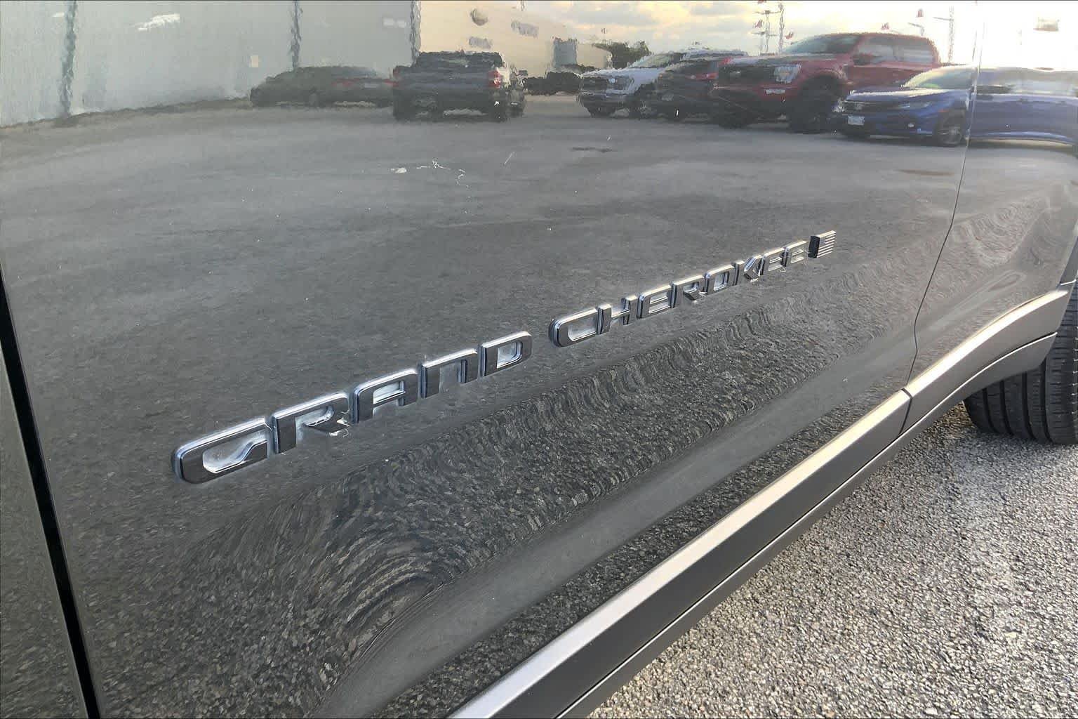 Used 2023 Rocky Mountain Pearlcoat Jeep Limited image 29