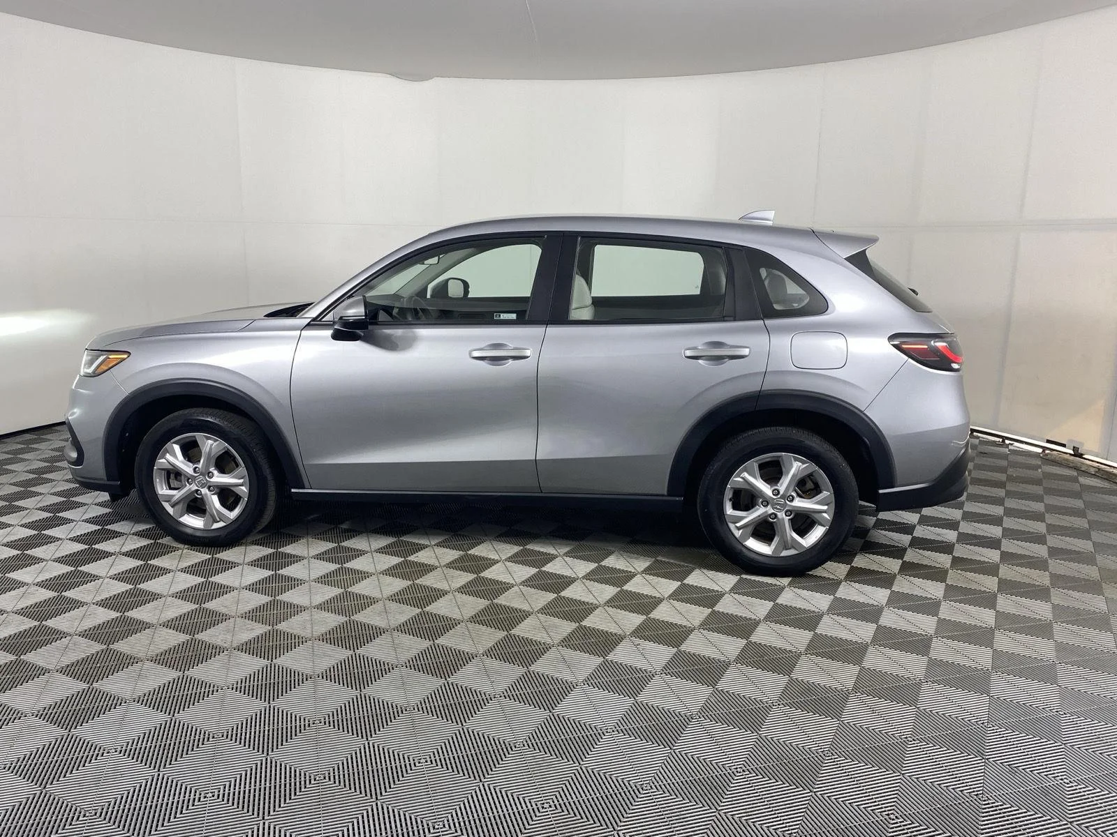 Used 2024 Lunar Silver Metallic Honda LX image 4