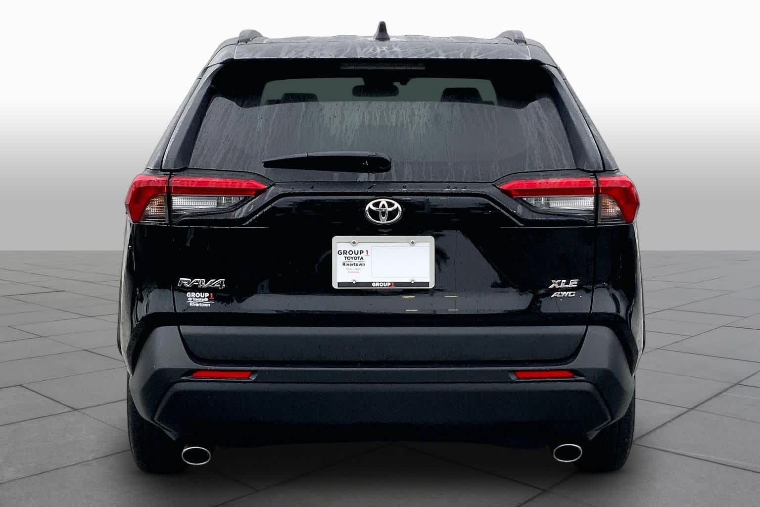 Used 2025 Midnight Black Metallic Toyota XLE image 5