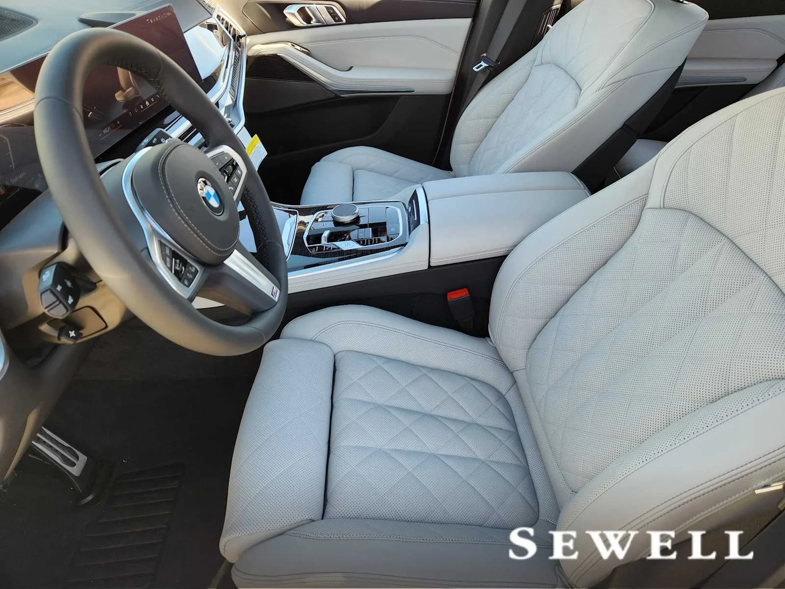 New 2026 Mineral White Metallic BMW xDrive40i image 4