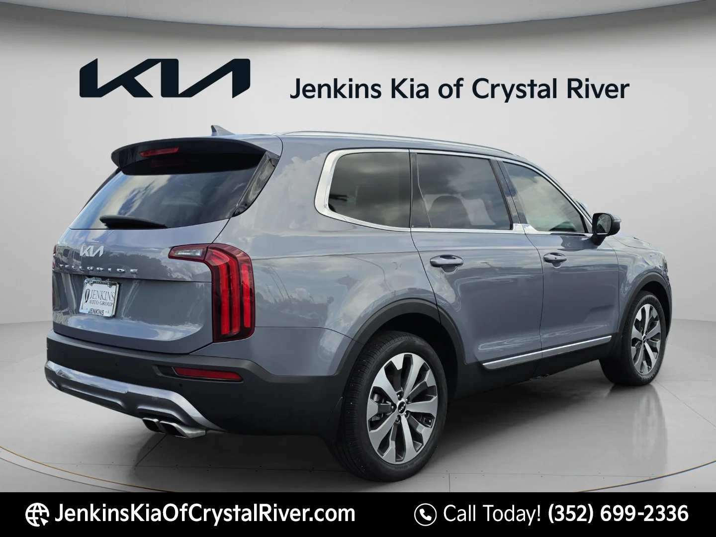 Used 2022 Everlasting Silver Kia EX image 5