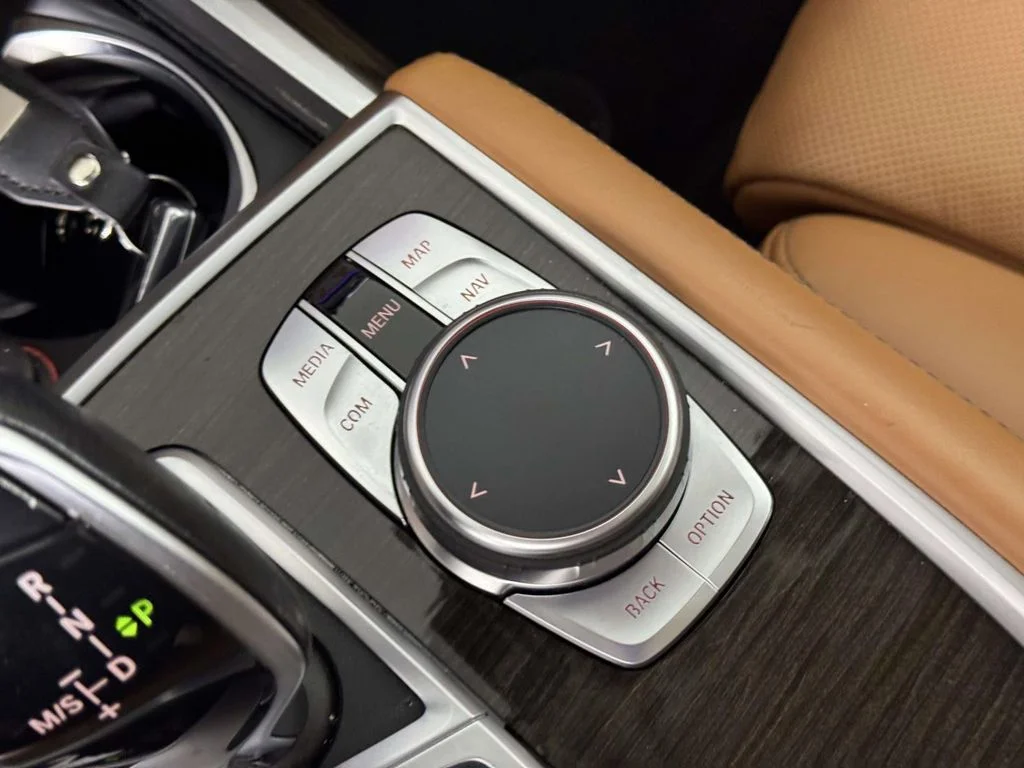 New 2022 Black BMW 750i xDrive image 30