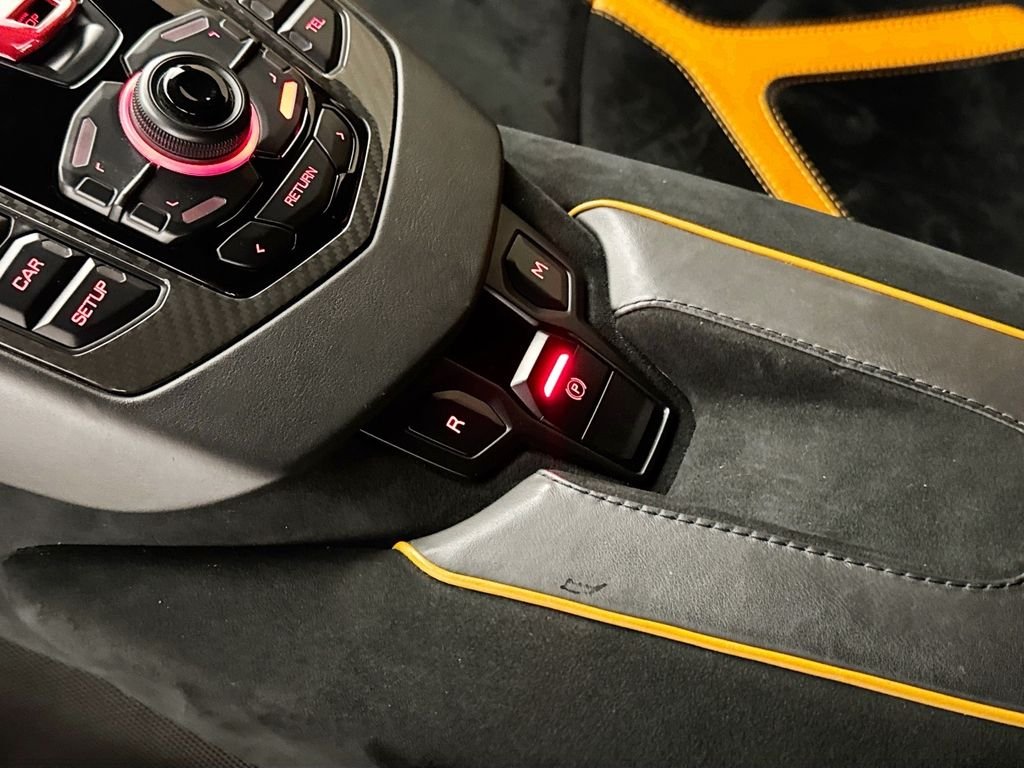 Used 2017  Lamborghini  image 17
