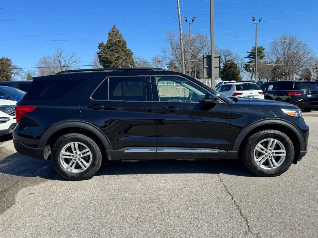 Used 2023 Agate Black Metallic Ford XLT image 2