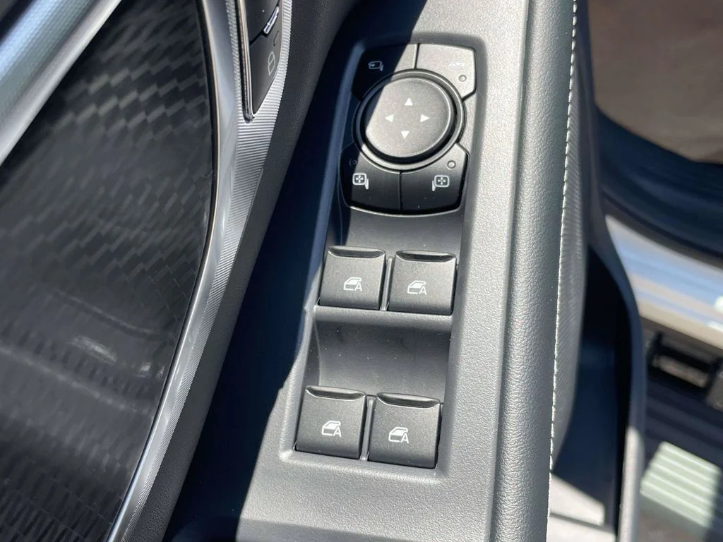 New 2027 Star White Metallic Tri-Coat Ford Platinum image 16