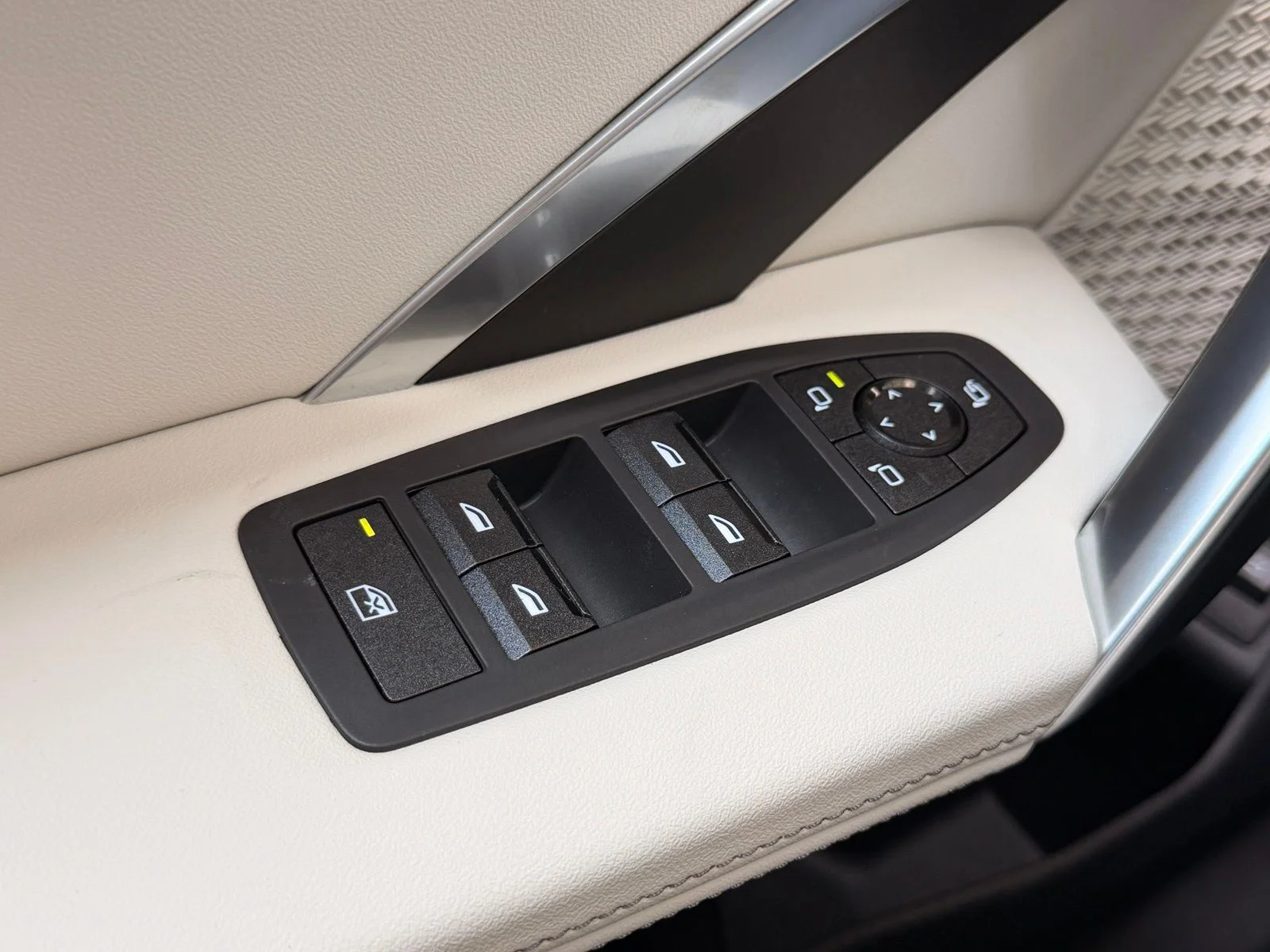 New 2026 Mineral White Metallic BMW xDrive28i image 22
