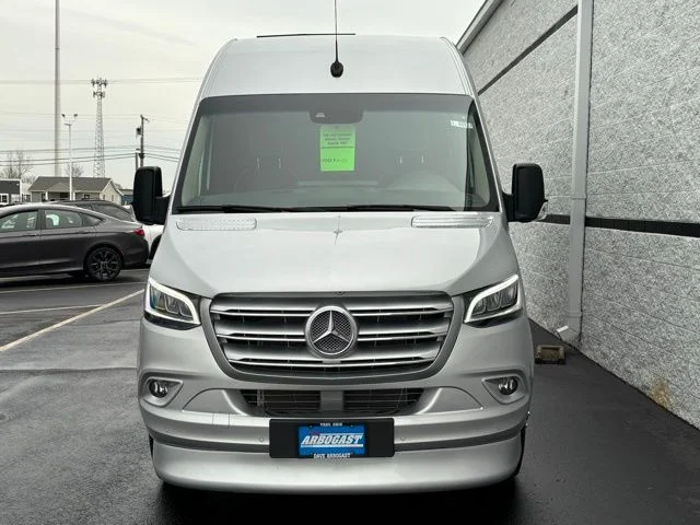 New 2026 Iridium Silver Mercedes-Benz Discovery Touring image 7