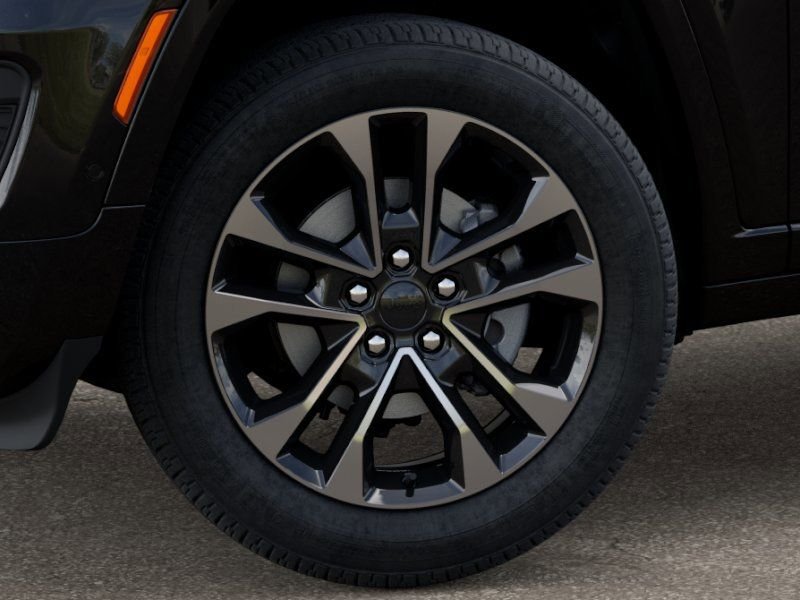 New 2025 Diamond Black Crystal Pearl-Coat Exterior Paint Jeep Overland image 8