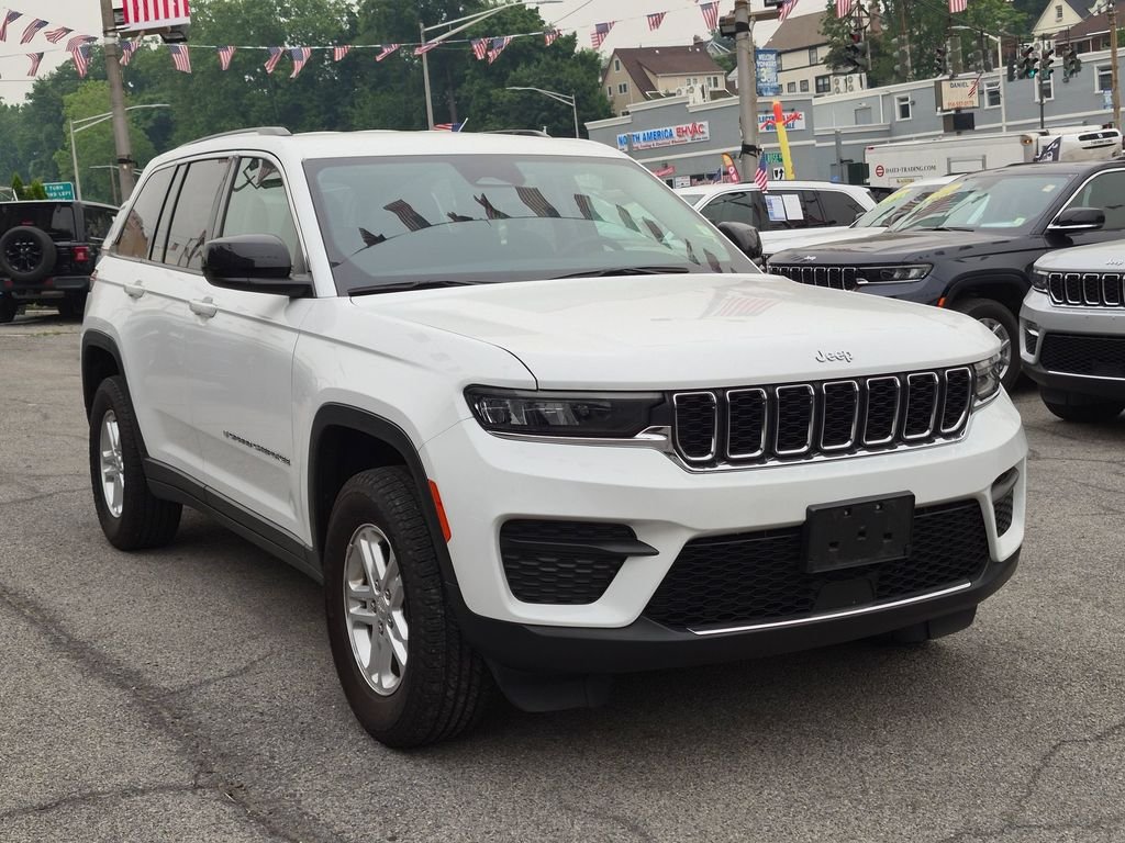 Used 2024 White Jeep Laredo image 4