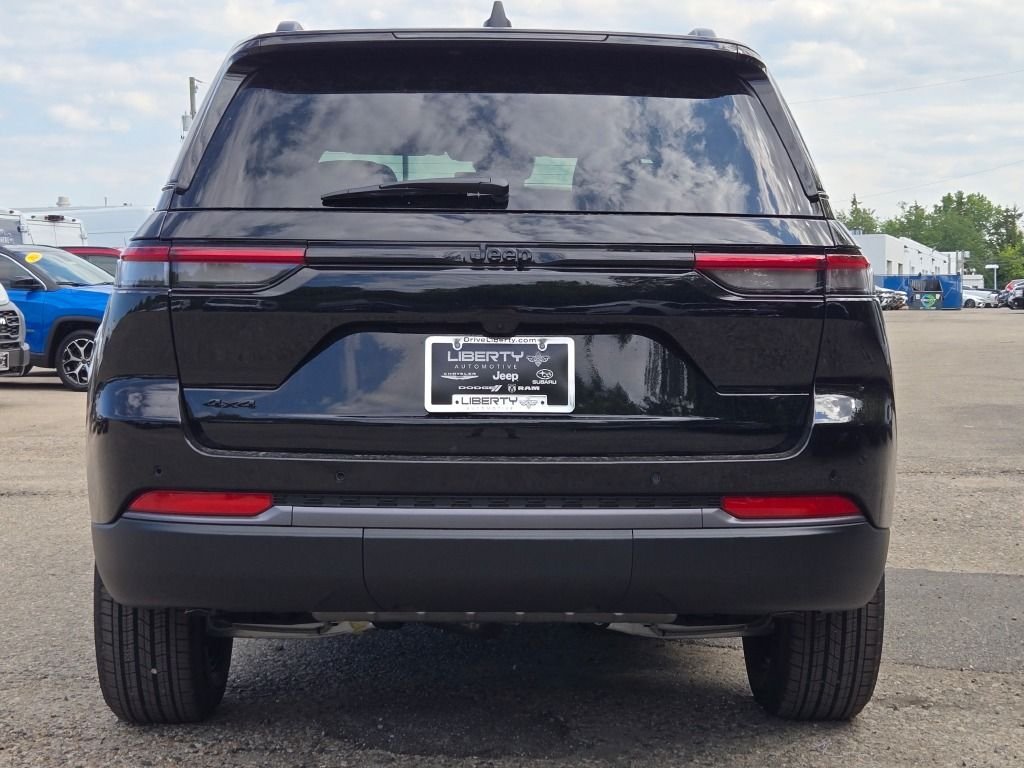 New 2026 Diamond Black Crystal Pearlcoat Jeep Altitude image 15